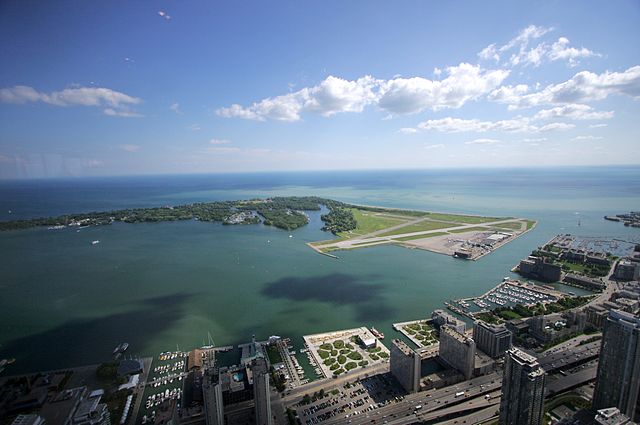 Ariel photo of Toronto Harbour and Toronto Island.
