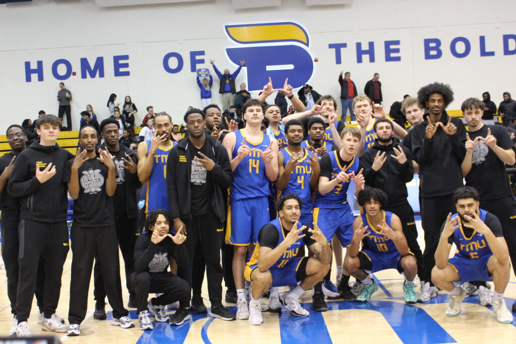 MBB pose 2 A basketball team poses for a picture.